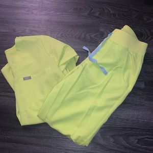 Figs scrub set. XS one pocket scrub top. XS jogger bottoms.